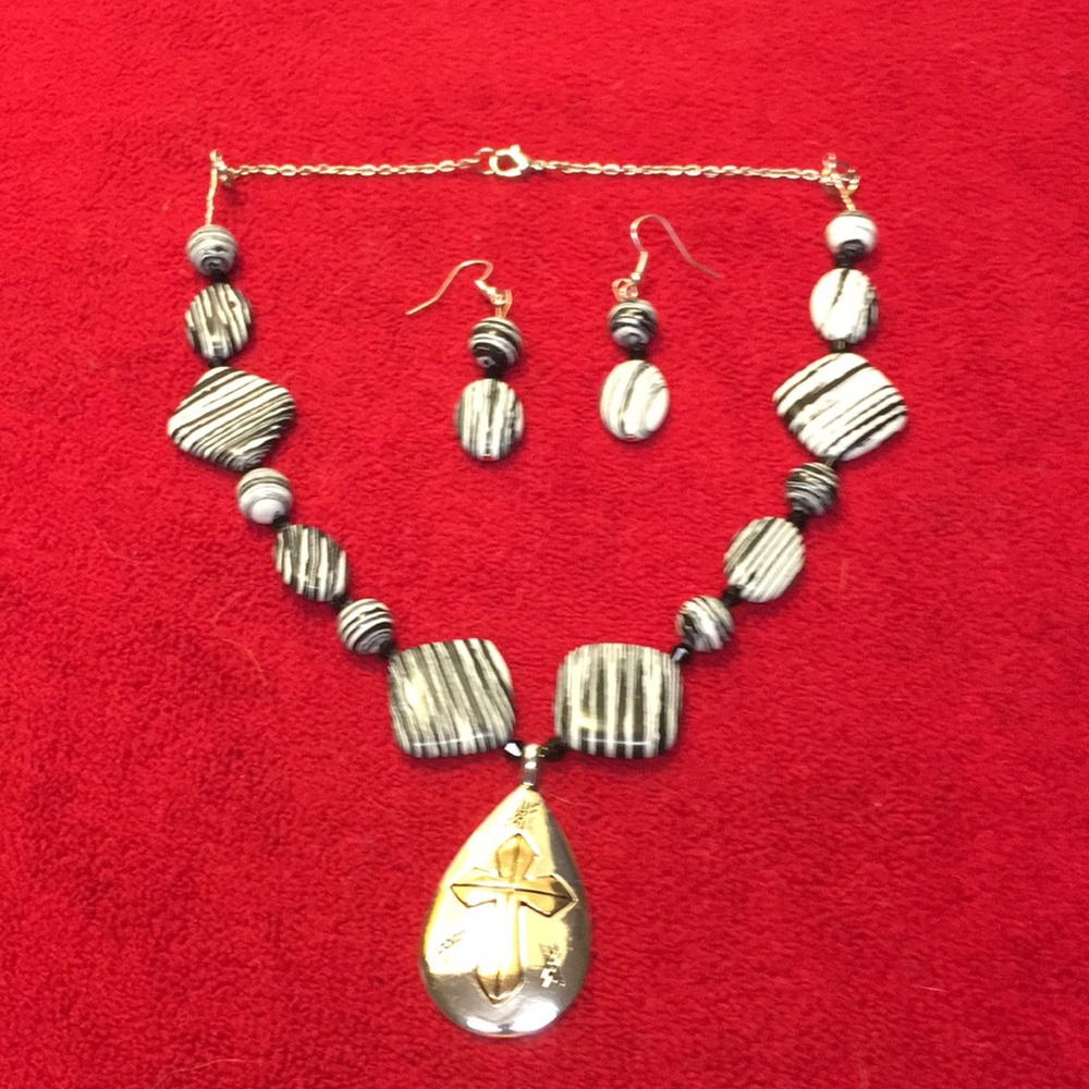Handmade Black &  White Stone Necklace